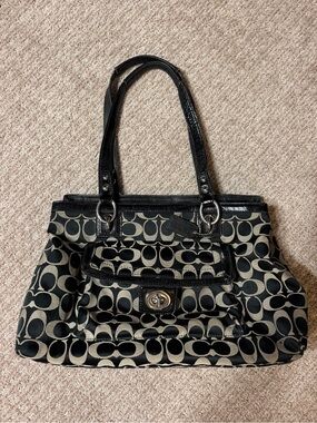 Coach Penelope Signature
Carry-All shoulder bag